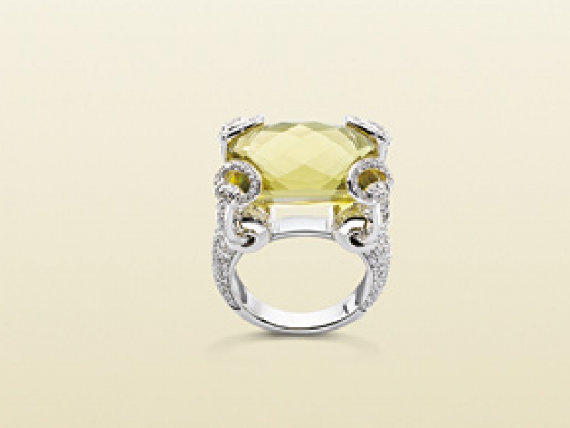 4- Gucci : The Horsebit cocktail ring The citrine helps to open the spirit to new thoughts and balance impatience and agitation. The Gucci Horsebit Ring is mounted on white gold 18K, with a 21 carats yellow citrine surrounded by 257 diamonds worth 1.50 carats.