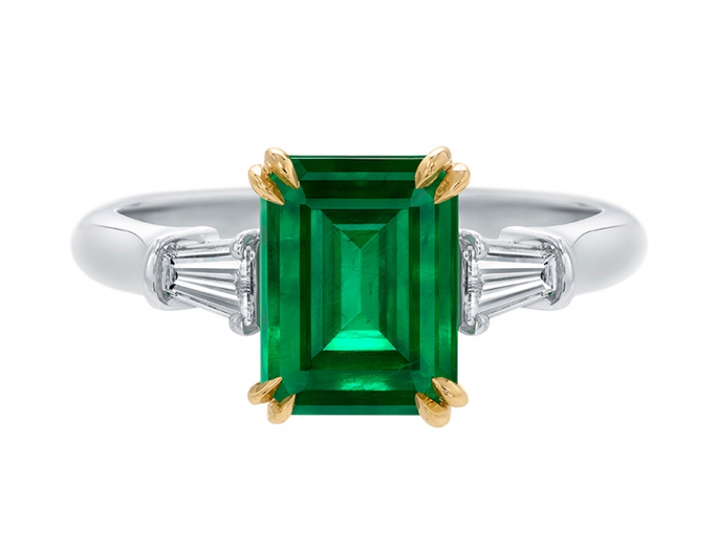 5- Harry Winston: Classic Winston Symbol of hope, fertility and financial well-being within the couple, the emerald is supposed to break itself when an adultery is committed... or that's what the legends says. In the meantime, the Emerald-cut Emerald-Ring by Harry Winston is set with tapered baguette diamond side stones mounted on platinum ring and 18K yellow gold prawns.