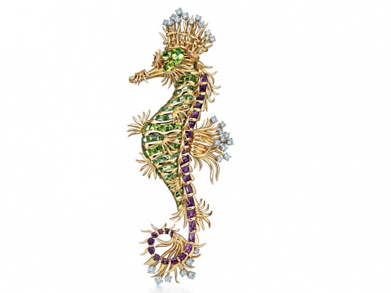 7- Tiffany & Co. and Schlumberger The clip seahorse is mounted on 18 carat gold and platinum with peridots, diamonds and amethysts that adorn one pink sapphire for a total carat weight of 9,88 cts.