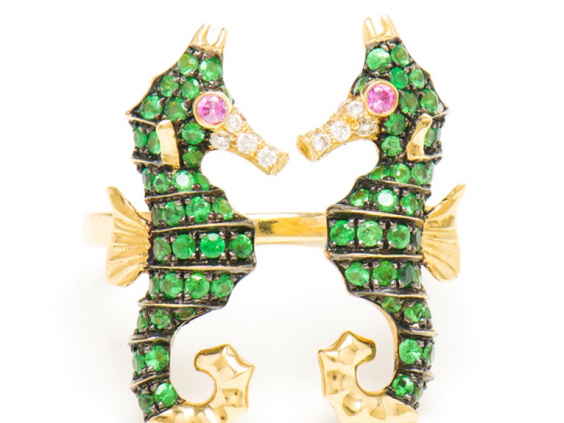  10- Yvonne Leon The double sea-horse ring is mounted on yellow gold with diamonds, green tsavorites and pink sapphire. ~ 2'550 Euros.