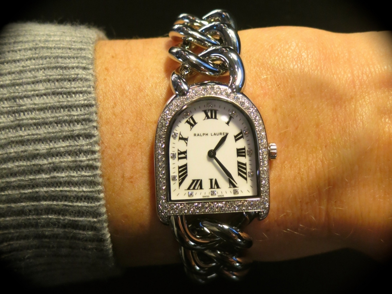 Stirrup Chain Link by Ralph Lauren, an interesting piece worth checking out. Well-known for it fashion style rather than horological prowesses, Ralph Lauren came up with a surprising piece: the Stirrup Chain Link watch with snowfall diamond setting on the bezel, a mother of pearl dial, and a stainless steel chain bracelet. A surprising light weight watch, a super pretty diamond rendering topped with a super price! (~ 4'500 Euros)