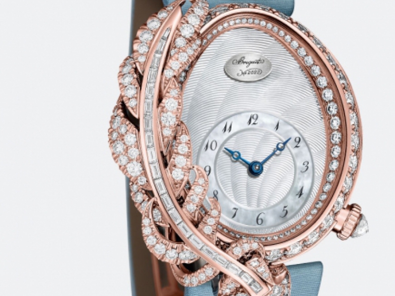 2- Breguet used the feather as a dream feature and set it on the side of the iconic Reine de Naples they named Rêve de Plume.