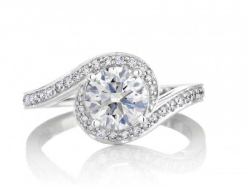 7- De Beers: Caress Diamond Ring A contemporary yet such an harmonious design inspired by love that sublimates the central diamond embraced by a delicate diamond-paved setting. (~ starting around 8'000 Euros)