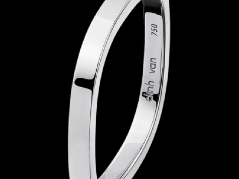 Dinh Van- Alliance Carrée The 2mm thick square white gold wedding band has been Dinh Van's signature for many years. (~ 640 Euros)