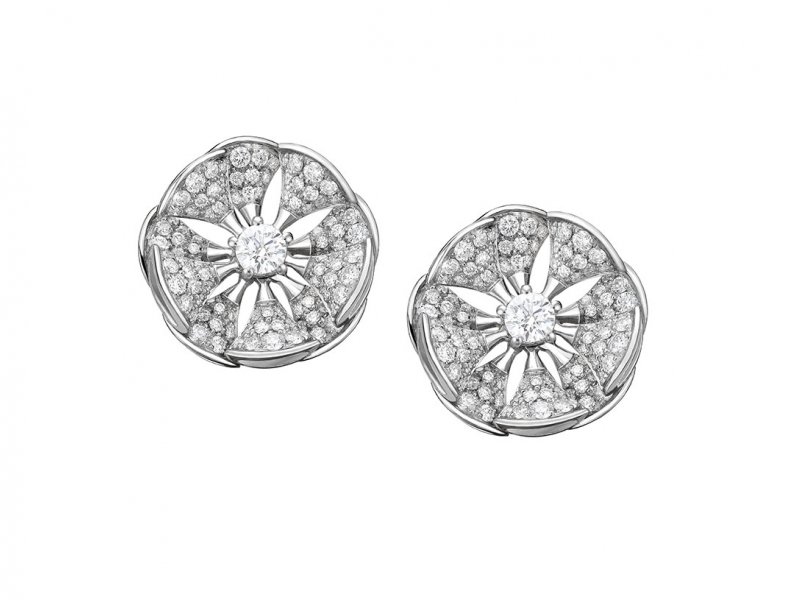 Bvlgari earrings diva's dream white gold set with a central diamond and full pavé diamonds