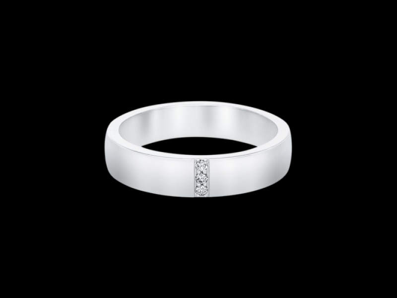 Harry Winston - Vertical Wedding Band Set in platinum the vertical diamond row of the wedding band has three round brilliant diamond worth 0.02 carat.