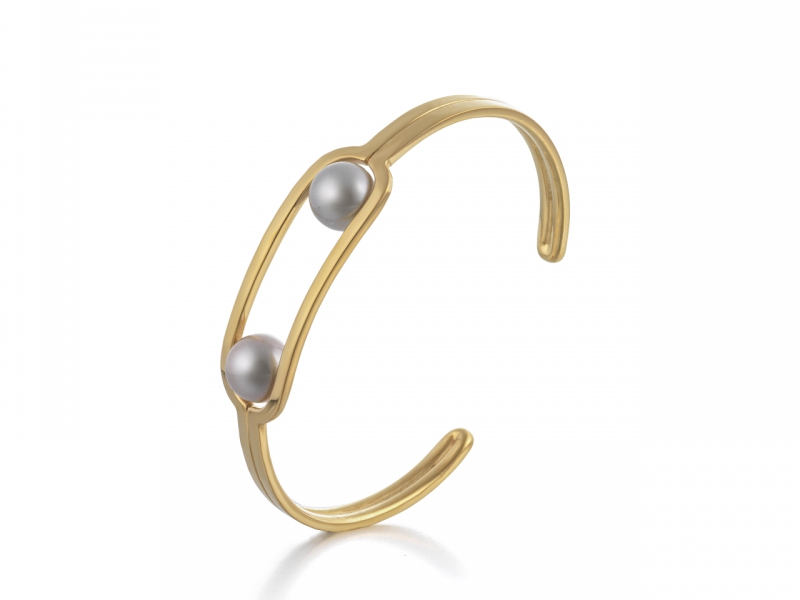 Melanie Georgacopoulos Flow Double Pearl Bangle, 18ct yellow gold & 10mm grey water pearls / Images © The Goldsmiths’ Company. Photography by Richard Valencia