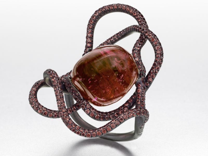 Suzanne Syz ‘Lady in red’ Ring in titanium set with a 35.89-carat spinel and pink sapphires