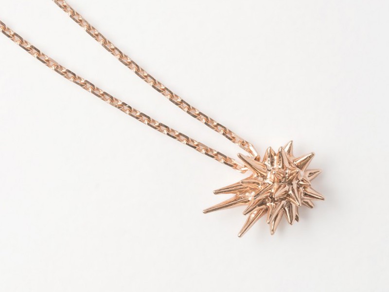 Cecil Comete Pendant Necklace available in 4 types of gold - 1'200 Euros.