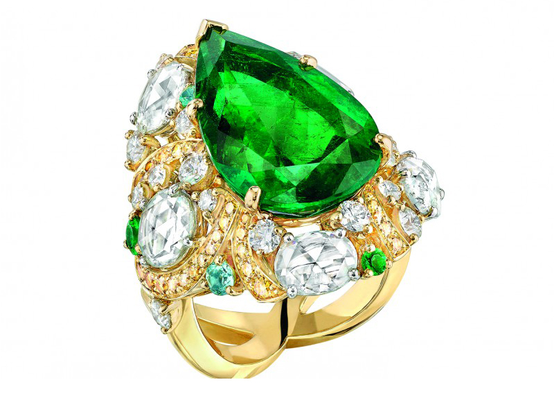 Chanel Épi d’Été ring mounted on yellow gold set with a pear-cut emerald and marquise-cut colored stones