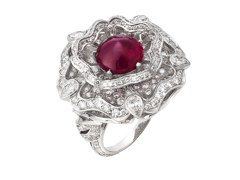 Garrard Ring mounted on white gold and set with diamonds surrounding a cabochon ruby