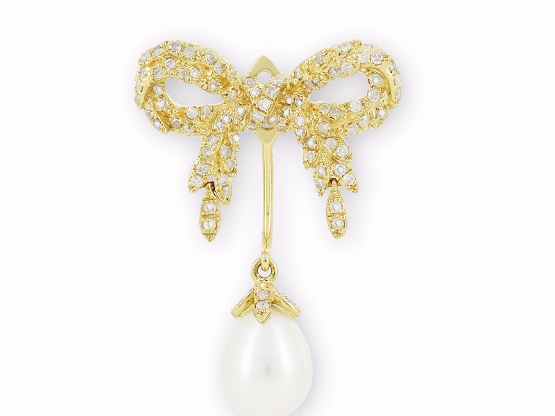 Yvonne Leon This earring mounted on yellow gold with diamonds and one pearl is available at the Pop Up - CHF 2'045