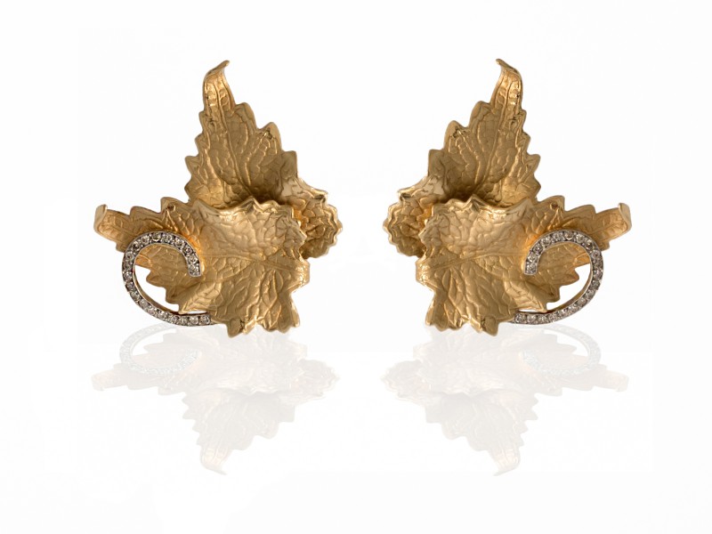 Ana Khouri White diamond leaf earring mounted on 18K gold with white diamonds