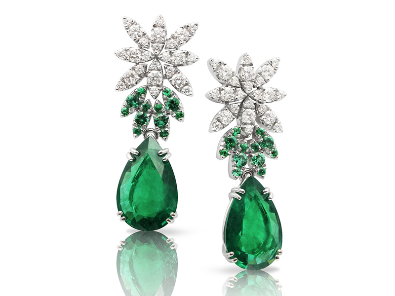 Pasquale Bruni Ghirlanda Elizabeth earrings mounted on white gold with emeralds and white diamonds