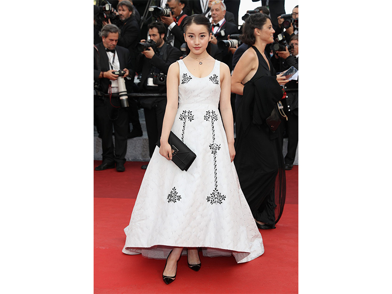 Dior Yao Xin wore Diorama Precieuse earrings. She also wore Rose des Vents ring and necklace.