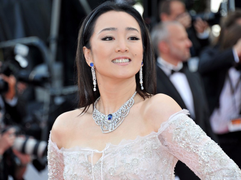 Piaget Gong Li wore a radiant necklace in white gold set with a central blue sapphire and diamonds as well as earrings set with blue sapphires and diamonds from the new High Jewellery collection Sunny Side of Life and two High Jewelry rings full set of diamonds.