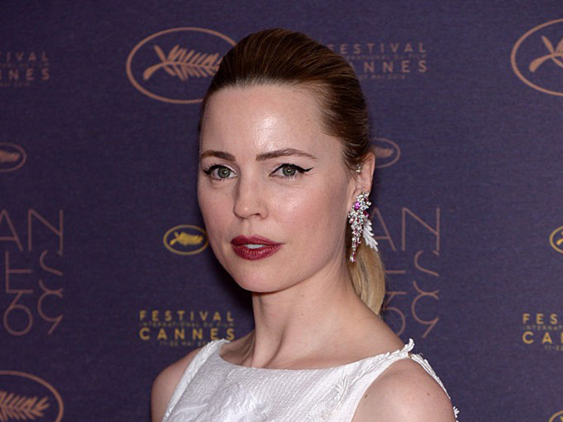 Piaget Melissa George wore a Sunny Side of Life ear cuff set with a pink sapphire centre stone, pink tourmalines and diamonds.