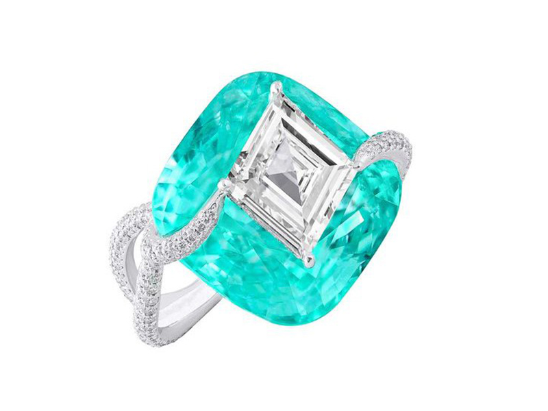 Boghossian "Kissing" ring set with a lozenge-shaped diamond with a cushion-cut paraïba tourmaline
