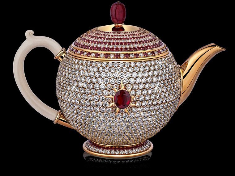 The diamonds and ruby egoist Set with 1658 diamonds and 386 rubies, with a centrepiece of a super-fine Thai ruby. The lid features natural ruby beading and the handle is made of mammoth ivory.