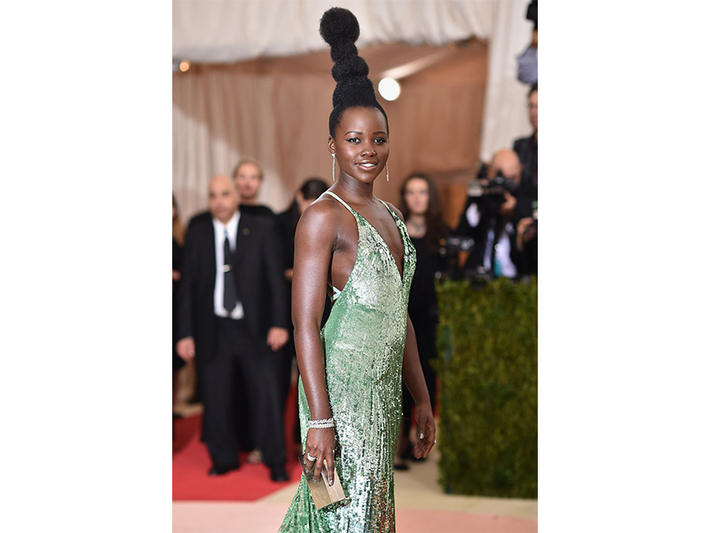 Tiffany & Co Lupita Nyong'o wore diamond drop earrings, Tiffany Victoria diamond cluster bracelets and diamond rings.