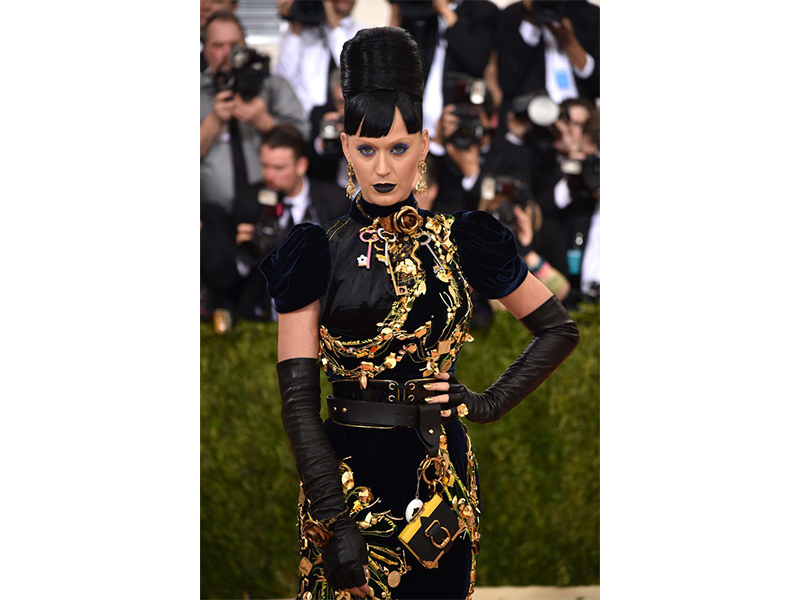 Fred Leighton Katy Perry wore Victorian gold and diamond earrings and a gold and old mine diamond flower pinky ring.