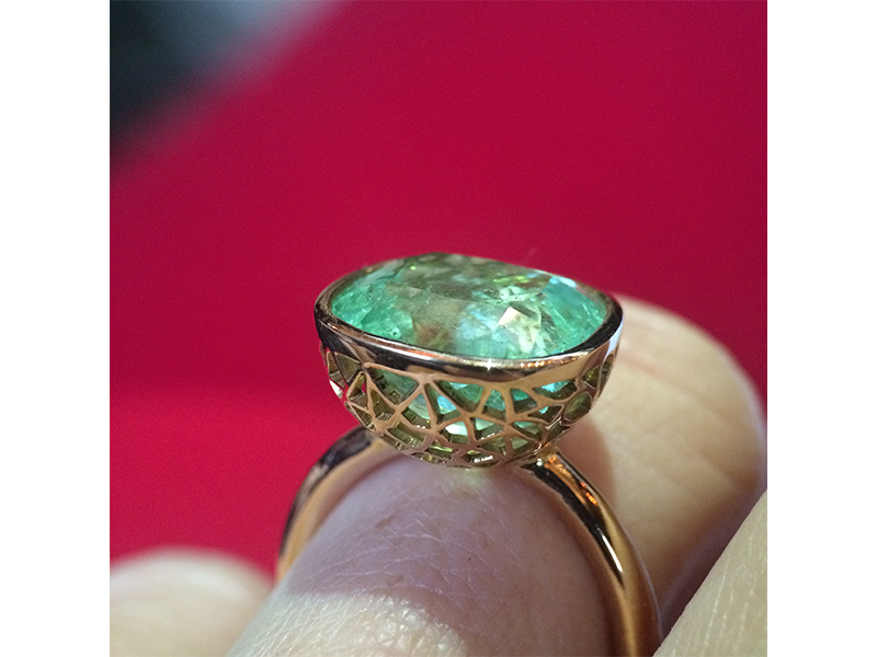 Atelier Molinari La denteliere ring mounted on yellow gold with emerald