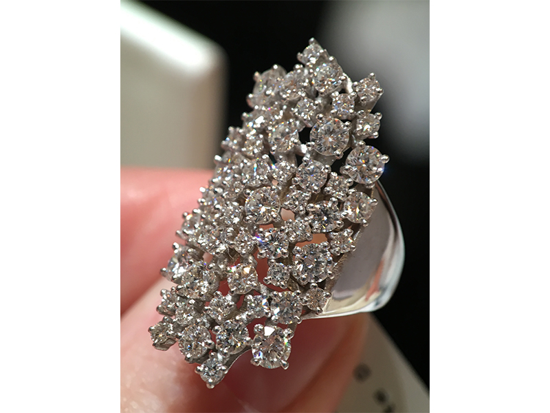 Suzanne Kalan Ring mounted on white gold with white diamonds