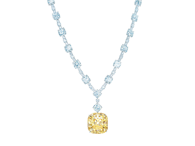 Tiffany & Co. – Collier en platine serti d’un diamant jaune de 128.54 carats ainsi que 16 diamants blancs taille coussin de plus de 80 carats au total et de 46 diamants blancs ronds de plus de 15 carats au total