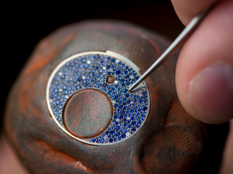 Jaeger-Lecoultre watch high jewelry blue sapphires rendez-vous moon mechanical automatic movement