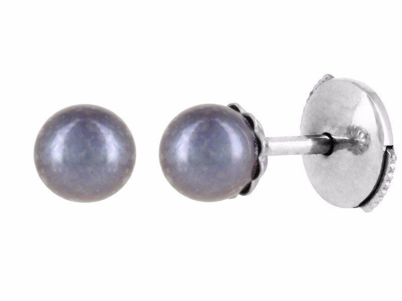 Yvonne Leon These studs mounted on white gold with grey pearls are available at the Pop Up - CHF 410
