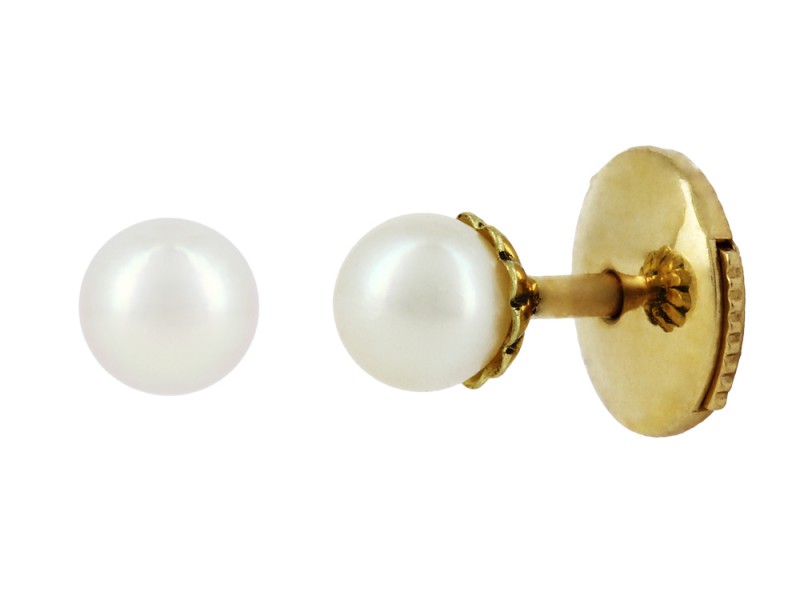Yvonne Leon These studs mounted on yellow gold with akoya pearls are available at the Pop Up - CHF 475
