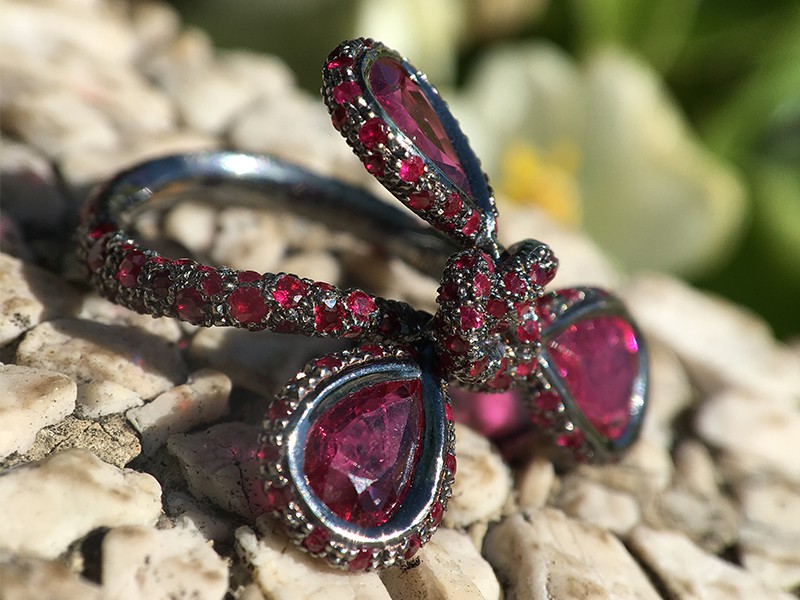 Verney Papillon Rubis Ring set with 3 pear-cut rubies worth 3.03 carats and 2.02 carats of rubis for the pavage of the ring mounted on blackened gold.