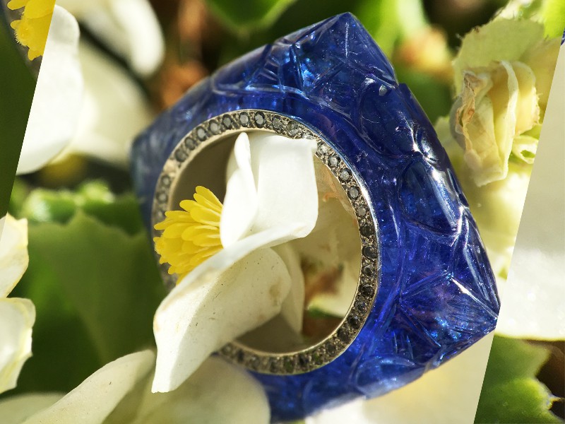 Verney The Tanzanite & Grey ring is carved into one full block of 44.91 carats of tanzanite paved with 0.51 carats of grey diamonds mounted on platinum.