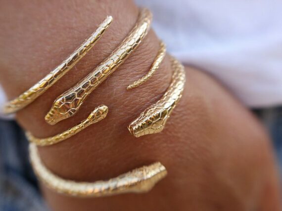 Luj Paris Snake bracelet mounted on yellow gold