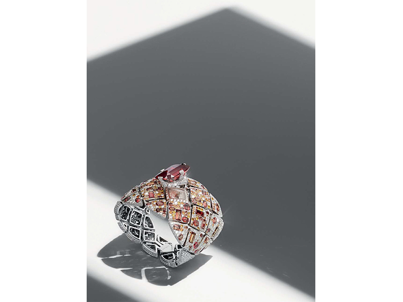 Chanel Les Eternelles Signature Grenat secret watch mounted on a 18k white gold case with a 39.92 carat Grenat carmine central stone. Paved with 91 yellow sapphires (2.5 ct), 79 fancy orange sapphires (30.4 carats), 87 spessartite garnets (2.5 ct) and 1,171 diamonds. Quartz movement. Unique piece. Winner of the 2016 Grand Prix de l’Hologerie for the best High-Jewellery timepiece.