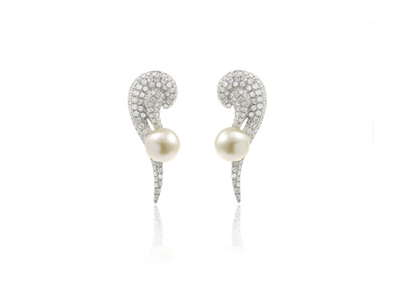 Elise Dray Ravissante earrings mounted on white gold grey diamond and pearl