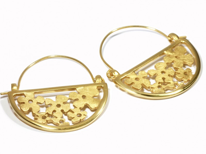 Criska Myosotis Collection earrings - chased yellow gold