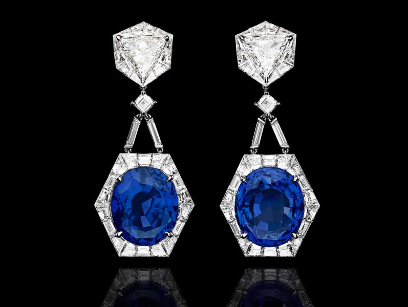 1- Alexandre Reza The pair of earrings feature two unheated Ceylon oval-shaped sapphires weighing 73 carats where the top part includes 2 troïdias diamonds weighing 2.13 carats and 2.52 cts and 66 baguette-cut diamonds.