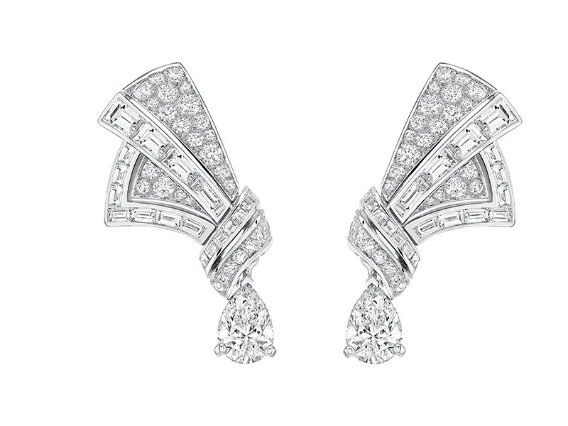 Chanel Maud earrings mounted on white gold with baguette and brilliant cut diamonds