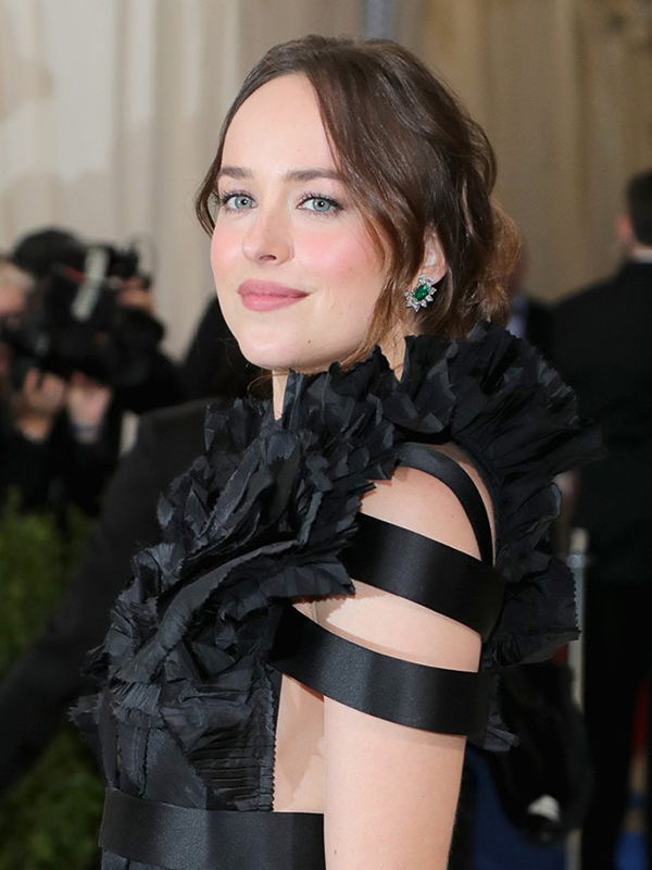 Cartier Dakota Johnson wore High Jewelry emerald and diamond earrings.