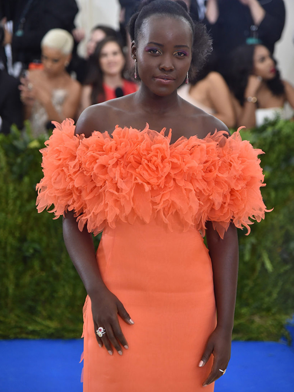 Tiffany & Co Lupita Nyong'o wore pendant earrings and four-colored gemstone rings.