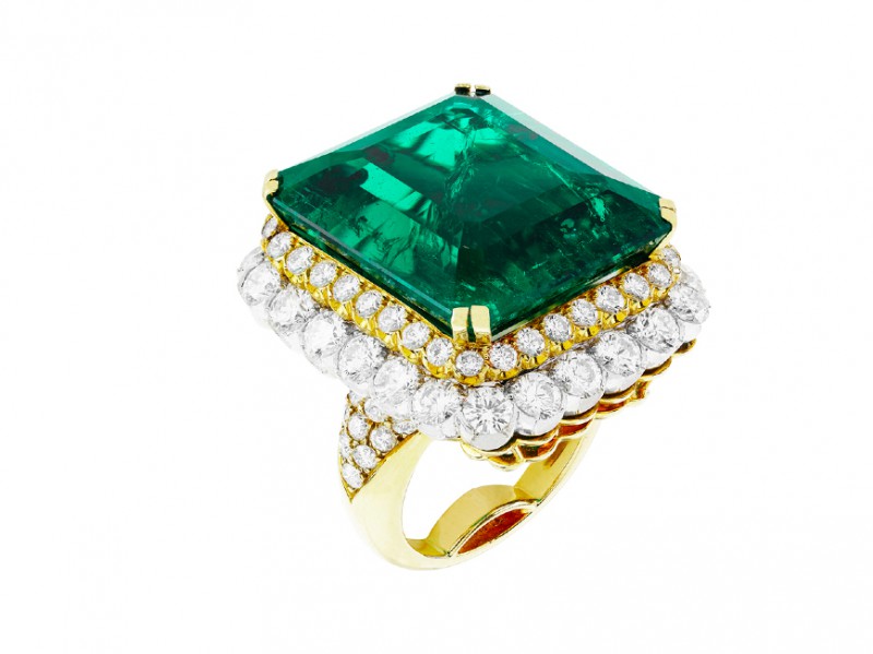 Van Cleef & Arpels (c) Ring in yellow gold, one emerald-cut emerald of 35.35 carats (Colombia), platinum and round diamonds. Heritage collection, 1958.