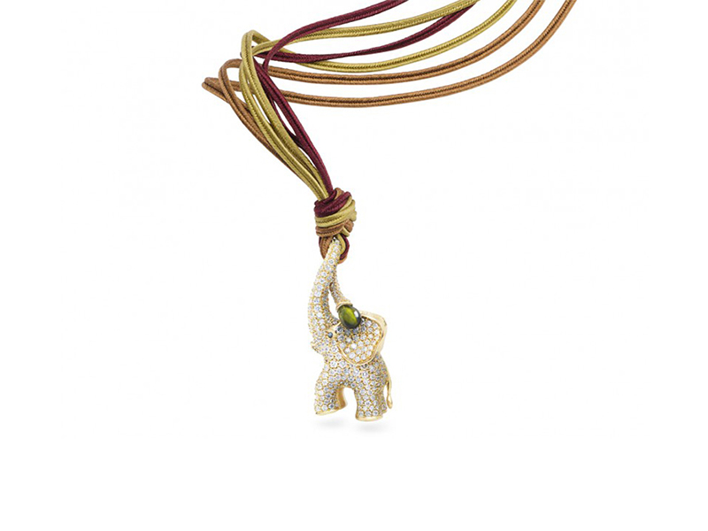Ole Lynggaard Copenhagen Elephant necklace mounted on yellow gold with a hammered surface and a twinkling diamond pavé water drop. Vibrant pavé setting of 529 scintillating diamonds and a clear blue tourmaline water drop