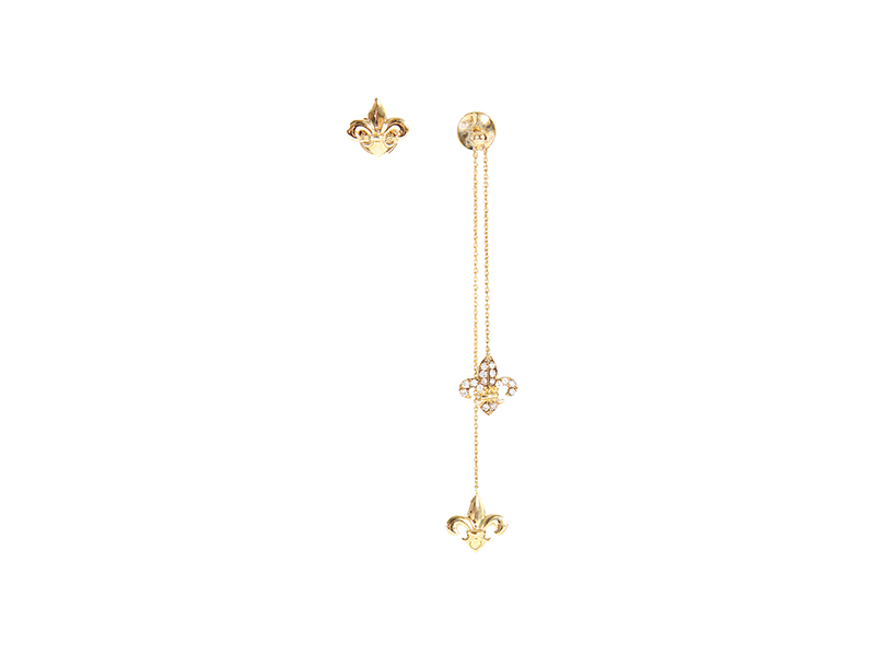 Elise Dray Charm & chain fleur de lys asymmetric earrings mounted on yellow gold with diamonds  - 1350 €