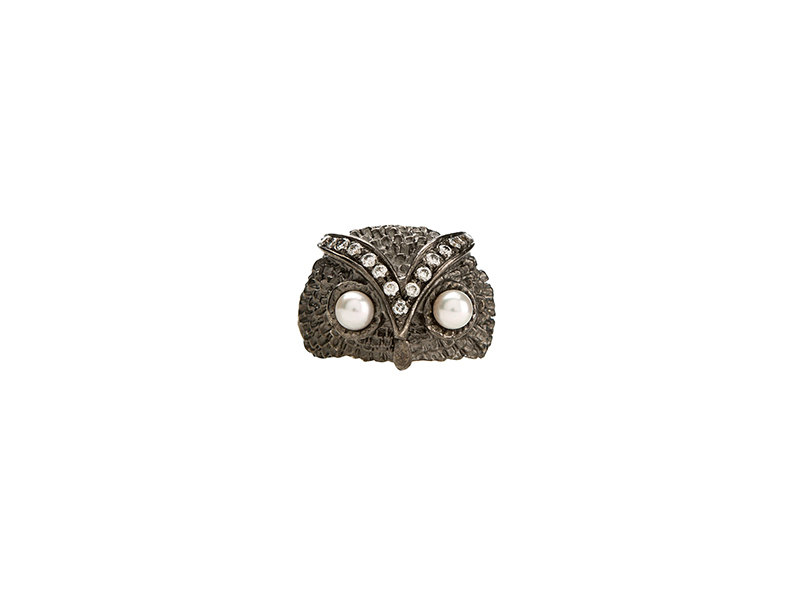 Yvonne Leon Hiboux ring mounted on black gold with white diamonds & two white pearl 3'500 €