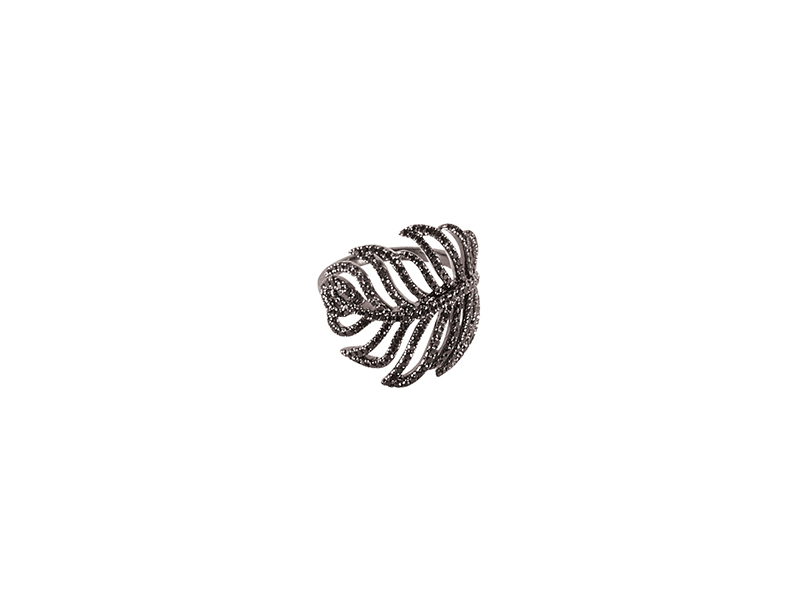Djula Feather ring mounted on black gold with diamonds 4495 €
