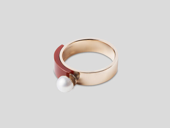 Tarsis Stanå ring in 18k pink gold, AAA white freshwater cultured pearl and red cornalian