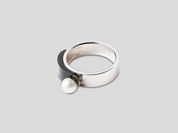 Tarsis Stanå ring in 18k white gold, AAA white freshwater cultured pearl and black onyx 