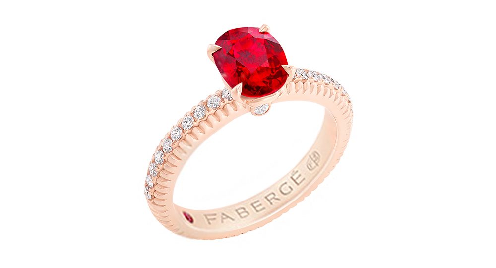 Bague Fabergé cannelée en or rose avec rubis