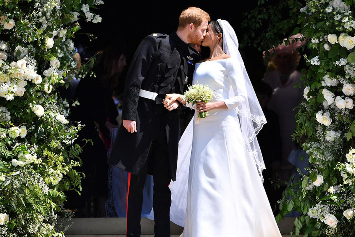 Royal Wedding Meghan Markle and Prince Harry kissing